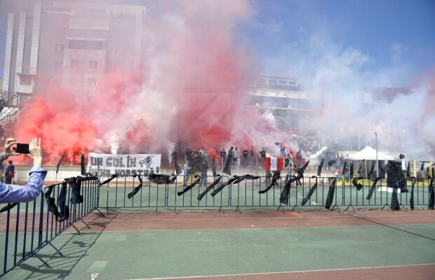 VIDEO Ultimul "meci"! Suporterii lui Dinamo i-au adus un ultim omagiu lui Ekeng