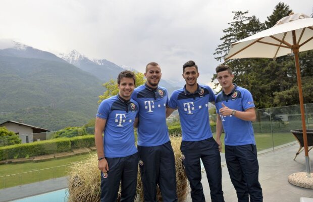 VIDEO+FOTO Shooting pentru prima pagină » Noua generație a naționalei a făcut spectacol în fața reporterilor Gazetei în Italia :)