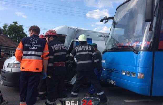 VIDEO + FOTO Autocarul unei echipe din Liga a 2-a a fost implicat într-un accident! Pompierii, Ambulanța și Poliția au venit imediat la fața locului