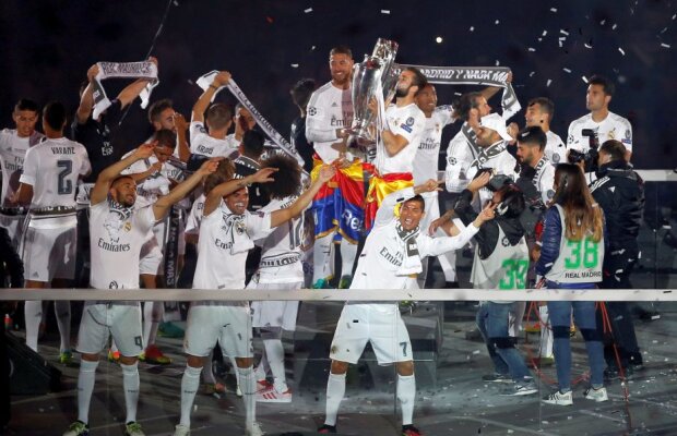 FOTO + VIDEO Fiesta la Madrid » Jucătorii lui Real au prezentat trofeul Champions League! Spectacol de senzație pe "Santiago Bernabeu"