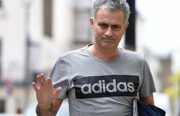VIDEO Mourinho nu s-a putut abține! Scenă amuzantă cu Bobby Charlton: "Pentru asta aveți tot respectul meu" :D 