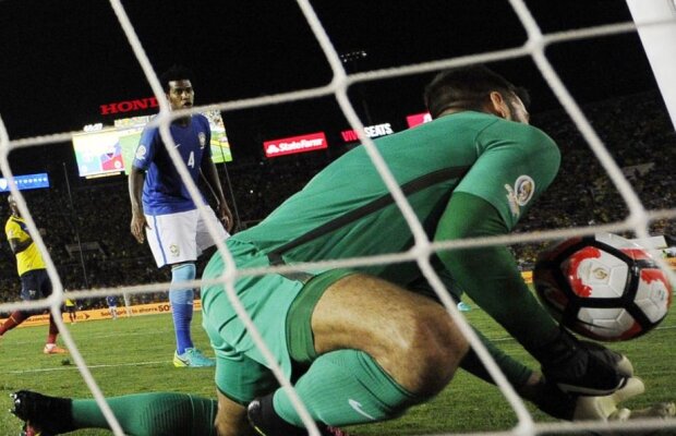 VIDEO Un chilian salvează Brazilia » Bascunan le-a anulat ecuadorienilor un gol perfect valabil: scorul a rămas 0-0