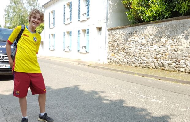 VIDEO+FOTO Naționala României i-a fermecat pe copiii din satele Picardiei, care poartă deja tricoul "tricolorilor"