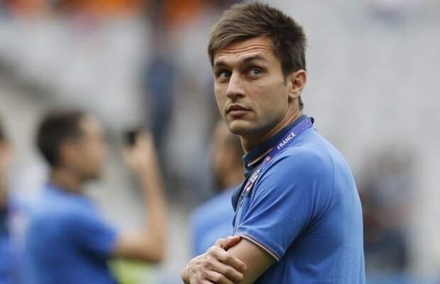 FOTO Moment romantic înainte de Franța - România! Tătărușanu și soția lui au atras toate privirile cu un sărut