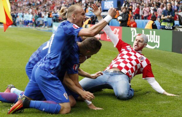VIDEO+FOTO La EURO e HAOS! Un suporter a intrat pe teren pentru a sărbători supergolul lui Modrici