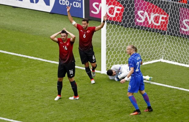 VIDEO Incredibil! Ce făcea unul dintre jucătorii de la EURO în timp ce echipa lui primea gol