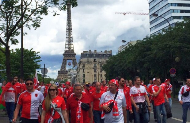 FOTO + VIDEO Fanii Elveției au făcut spectacol pe străzile din Paris » Vor fi în număr mare la meciul cu România