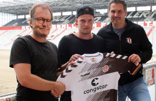 FOTO Prezentare neobșnuită a unui jucător în Germania » Fostul antrenor din Liga 1 a lipsit la poză, dar clubul a găsit o metodă inedită de a-l înlocui