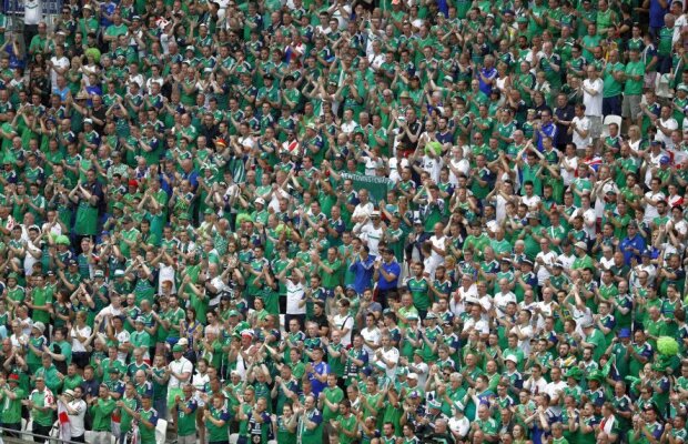 Moment superb la Ucraina - Irlanda de Nord! Ce au făcut fanii nord-irlandezilor pentru suporterul decedat 