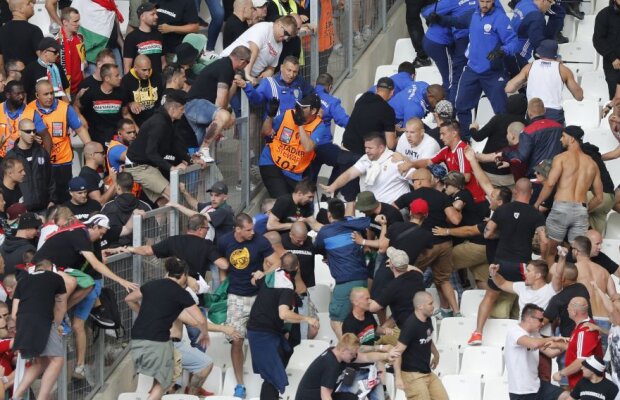 GALERIE FOTO + VIDEO Incidente pe stadion la Islanda - Ungaria! Suporterii s-au bătut și au aruncat cu torțe