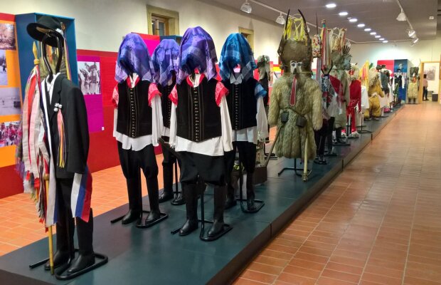 CORESPONDENŢĂ DIN SLOVENIA »  VIDEO + FOTO Un loc deosebit lângă cantonamentul Stelei » Castel, armuri, viori şi măşti populare