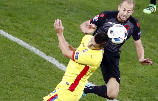 VIDEO + FOTO Decizie controversată a arbitrilor încă din minutul 7 al meciului România - Albania » Trebuia eliminat albanezul?