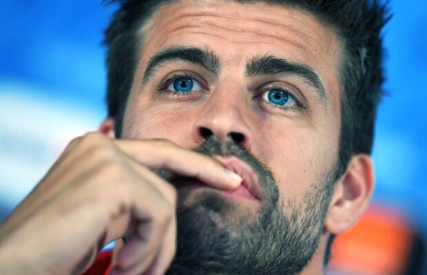 FOTO Controversă după meciul Spaniei » Pique este acuzat că a făcut un gest obscen la imn! Cum se apără catalanul