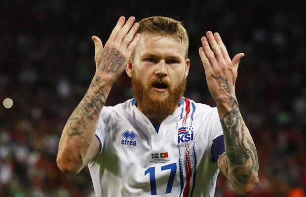 Tare în brațe » Gunnarsson, căpitanul Islandei, fost handbalist, aruncă foarte lung de la margine