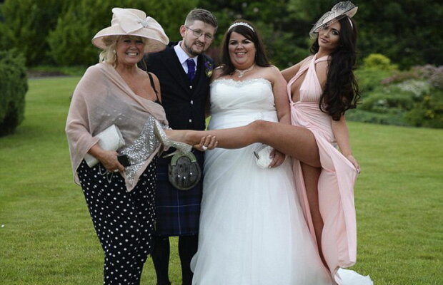 Ea este cea hot domnişoară de onoare! A făcut furori la nuntă