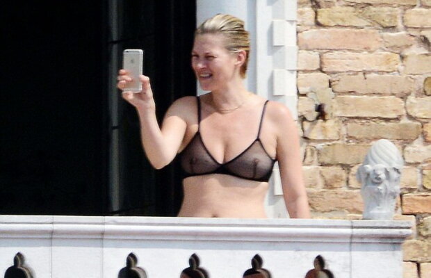 Kate Moss, show super-sexy în balconul unui hotel