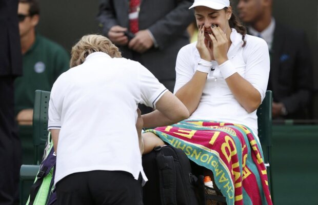 VIDEO Momente dramatice la Wimbledon! A fost la un pas de un succes uriaș, dar s-a accidentat groaznic la 7-7 în decisiv 