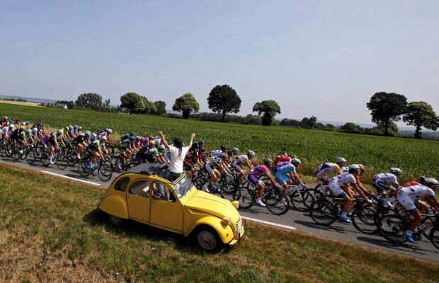 Azi pornește la drum caravana Turului Franței, iar expert Eurosport spune că sunt 10 cicliști care se luptă pentru câștigarea lui: ”O ediție nervoasă”