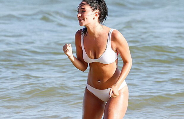 GALERIE FOTO » Imagini de pus în ramă. Tulisa Contostavlos, superbă în costum de baie