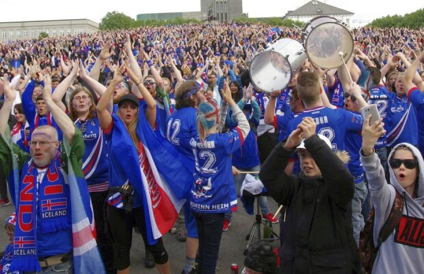 FOTO Imaginea zilei vine din Islanda! Toată țara s-a strâns în fața unui ecran imens pentru meciul cu Franța