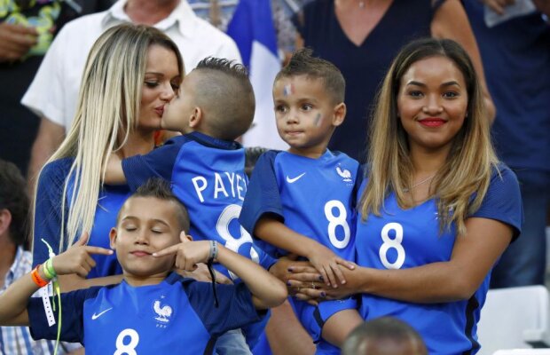GALERIE FOTO Fetele frumoase și-au făcut apariția și la semifinala dintre Germania și Franța