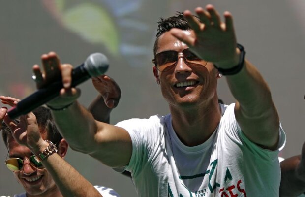 VIDEO Cristiano Ronaldo, star rock în Portugalia » Lusitanul a dat recital în autocarul descoperit, la revenirea în Lisabona