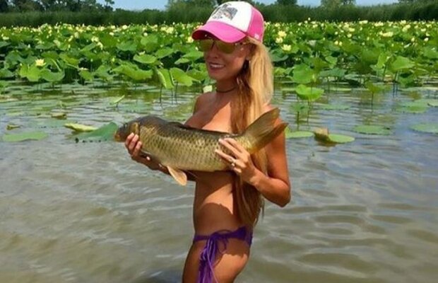 FOTO O nouă provocare sexy pe internet: topless cu peștii prinși la pescuit :)