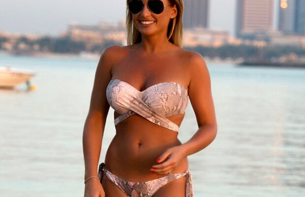 GALERIE FOTO » Frumuseţe rară pe plaja din Dubai. Billie Faiers a înnebunit arabii