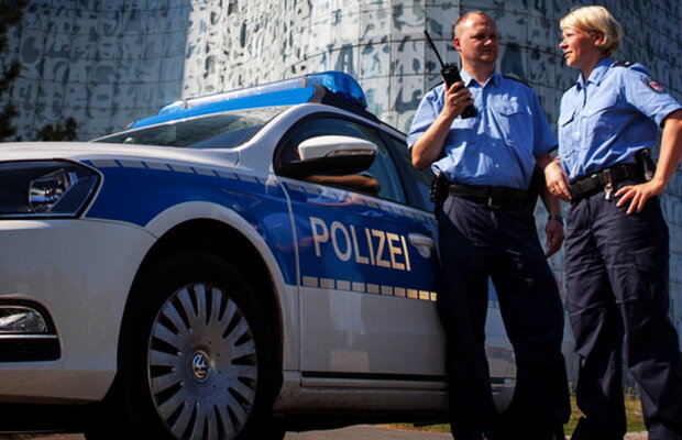 Doi polițiști, confundați cu niște stripperi la o petrecere în Germania