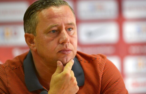 Reghe nu mai are cu ce acoperi banca! Trei fotbaliști sub 19 ani sunt rezerve în meciul cu Sparta Praga