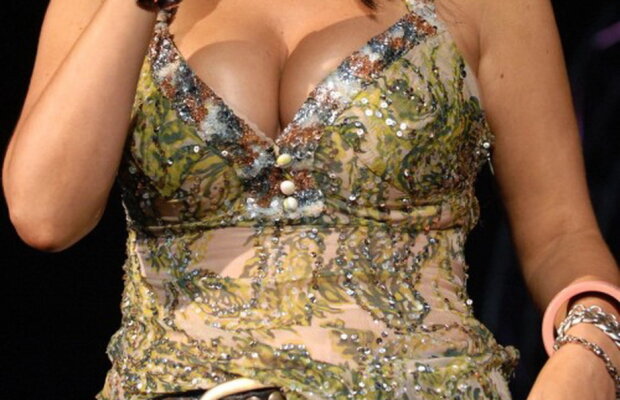 GALERIE FOTO » Laura Pausini se dezbracă tot mai mult. Iată ce sânii enormi posedă cântăreaţa