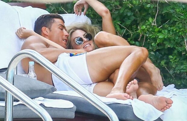 VIDEO Ronaldo surprins în ipostaze intime alături de o superbă blondă » Cei doi nu s-au ascuns de ochii lumii
