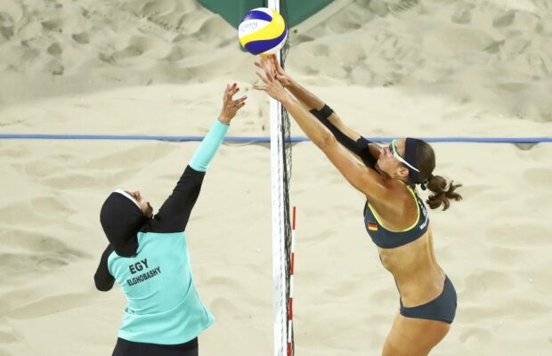 GALERIE FOTO Hijab vs bikini » Contrastul dintre echipamentele purtate de echipele de volei feminin ale Egiptului şi Germaniei a făcut înconjurul lumii