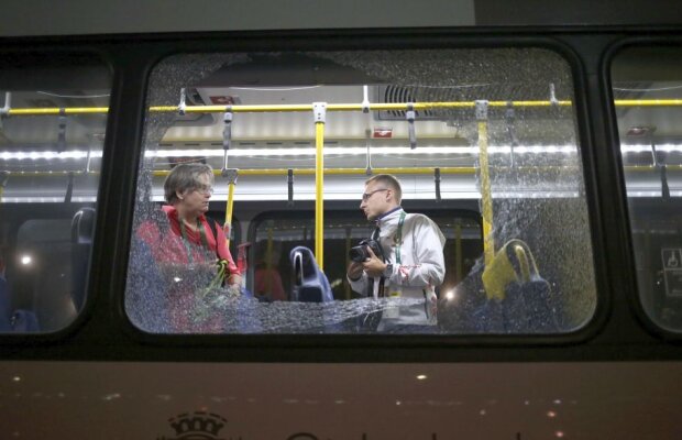 VIDEO + FOTO Incident grav la Rio » Un autobuz cu jurnaliști a fost atacat! O persoană a fost rănită