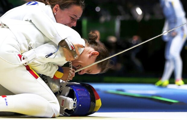 FOTO De ce contează atât de mult medaliile la Jocurile Olimpice? Două poze emoționante din mijlocul nopții, după aurul la scrimă!