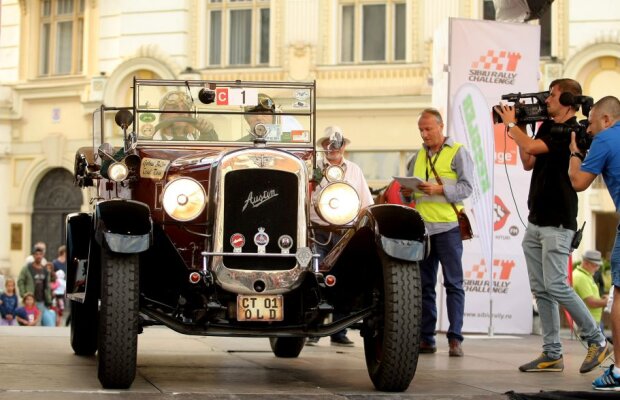 GALERIE FOTO » Un Austin de 92 de ani este vedeta vehiculelor istorice la Sibiu Rally Challenge