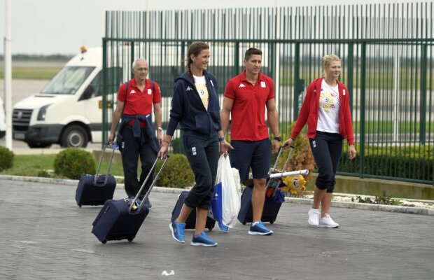 GALERIE FOTO Cea mai mare parte a delegației României a revenit de la RIO! Acuze dure pe aeroport! Ana Maria Popescu: "Eram îmbrăcați de ajutoare"