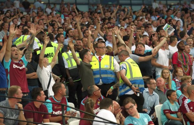 VIDEO Scene violente! Fanii lui West Ham s-au luat la bătaie în timpul meciului cu Astra » Un român ar fi fost victimă colaterală
