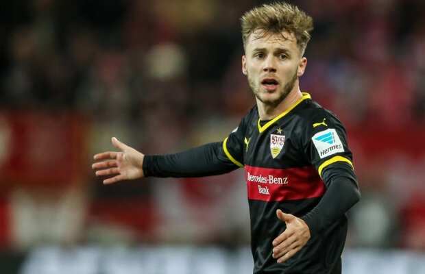 Maxim schimbă roata » Mijlocașul Stuttgartului i-a sărit în ajutor șoferului care conducea autocarul echipei