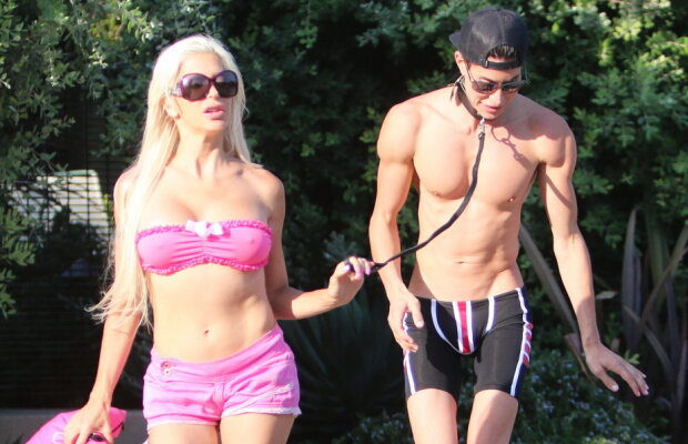 Așa ceva pare imposibil. I-a pus lesă bărbatului din plastic » Ce a urmat depășește orice imaginație