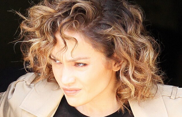 Jennifer Lopez, surprinsă cu sânii la vedere