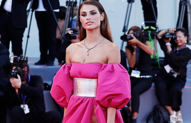 Rochiile le-au trădat complet! Două fotomodele au arătat tot pe covorul roșu