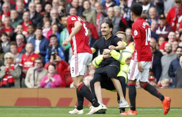 FOTO Incident pe Old Trafford: doi Ibrahimovici pe terenul lui United :)