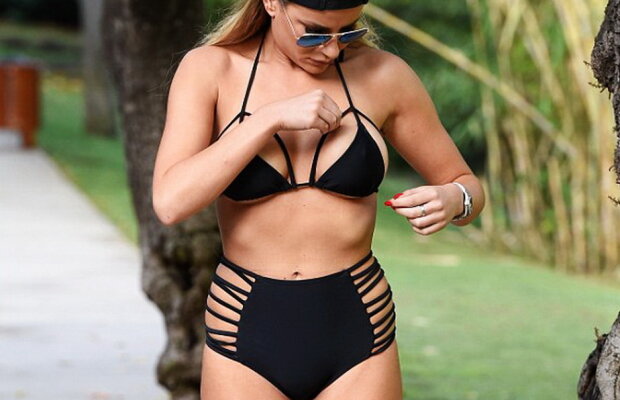 GALERIE FOTO O blondă superbă s-a plimbat nestingherită în costum de baie! Trecătorii au rămas fără glas