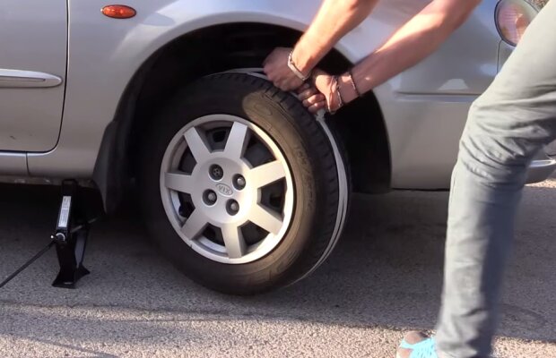 VIDEO Ți-a murit bateria? Tipii aceștia au inventat o nouă metodă de a-ți porni mașina