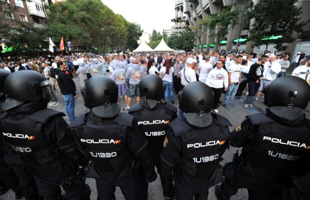 VIDEO Ultrașii polonezi au atacat un grup de polițiști în Madrid » Scene incredibil de violente