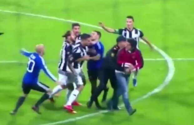 A luat la pumni un fan! Cătălin Țâră, atacantul lui Neftci Baku, a lovit repetat un suporter care pătrunsese pe gazon