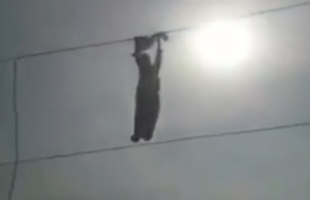 VIDEO Când te joci cu liniile electrice: și-au aruncat prietenul în aer! 