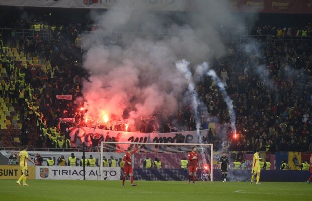 FOTO Fără suporteri cu Danemarca? Fanii au folosit abundent materiale pirotehnice de-a lungul meciului, o petardă a aterizat lângă Lewandowski!