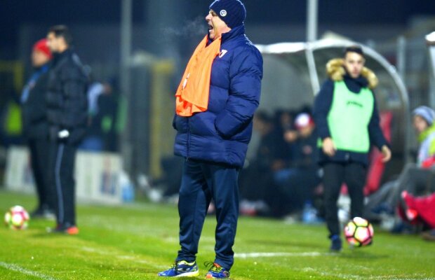 S-a rupt lanțul de iubire! Ultrașii dinamoviști au sărit la Șumudică! Injurii rasiste și acuze dure!